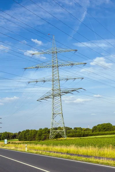 A villamos energia, a vidéki táj torony — Stock Fotó