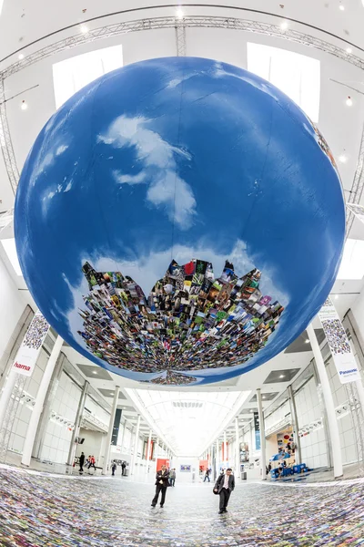 Photokina - wereld van beeldvorming, globe als een symbool van wereldwijd ph — Stockfoto