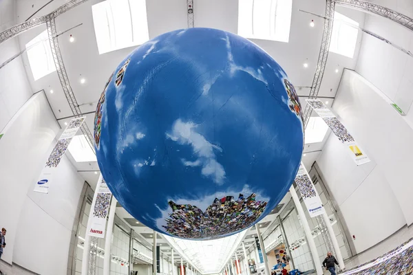 Photokina - wereld van beeldvorming, globe als een symbool van wereldwijd ph — Stockfoto