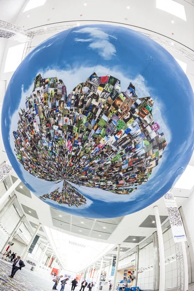 Photokina - wereld van beeldvorming, globe als een symbool van wereldwijd ph — Stockfoto