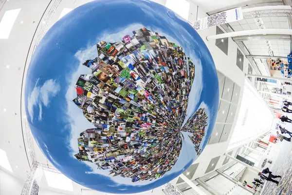 Photokina - Mundo de Imagem, Globo como um símbolo de ph mundial — Fotografia de Stock