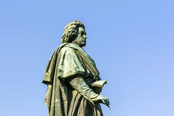 O monumento de Beethoven no Munsterplatz em Bonn — Fotografia de Stock