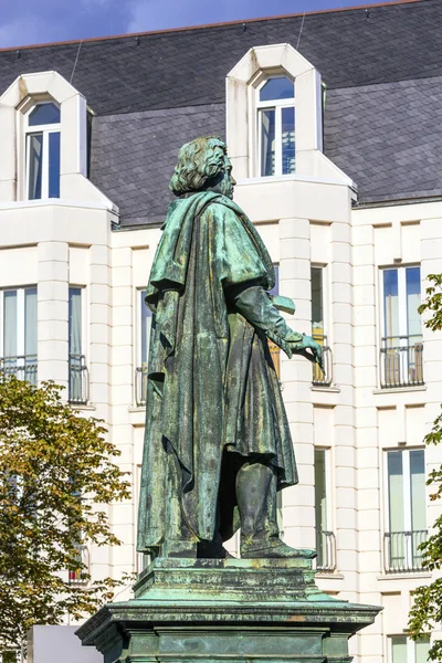 De beethoven monument op de munsterplatz in bonn — Stockfoto