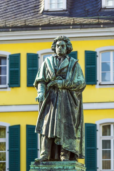 Beethovenův pomník na munsterplatz v Bonnu — Stock fotografie
