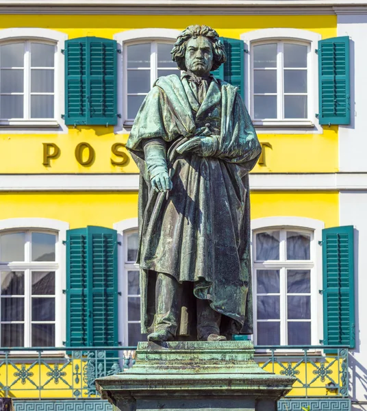 De beethoven monument op de munsterplatz in bonn — Stockfoto