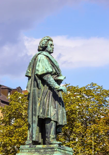 Le monument Beethoven sur la Munsterplatz à Bonn — Photo