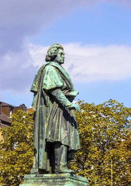 Il monumento di Beethoven sulla Munsterplatz a Bonn — Foto Stock