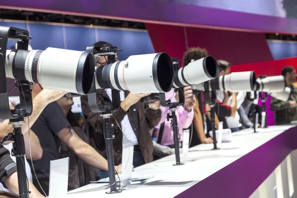 Los visitantes prueban enormes teleobjetivos en Photokina 2012 . — Foto de Stock