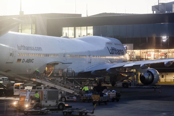 Πτήση της Lufthansa στην πύλη για την πρωινή πτήση στη Φρανκφούρτη — Φωτογραφία Αρχείου