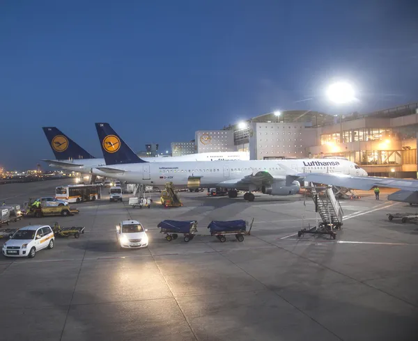 Lufthansa flight u brány pro ranní let ve Frankfurtu — Stock fotografie