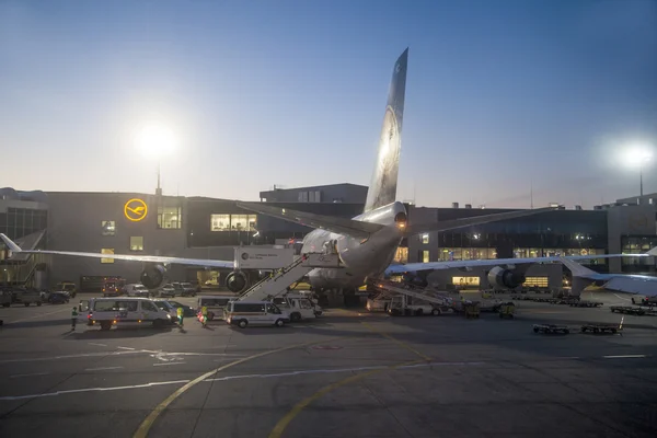 Lufthansa vlucht bij de gate voor ochtend vlucht in frankfurt — Stockfoto