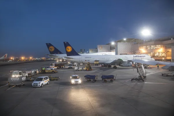 Lufthansa flight u brány pro ranní let ve Frankfurtu — Stock fotografie