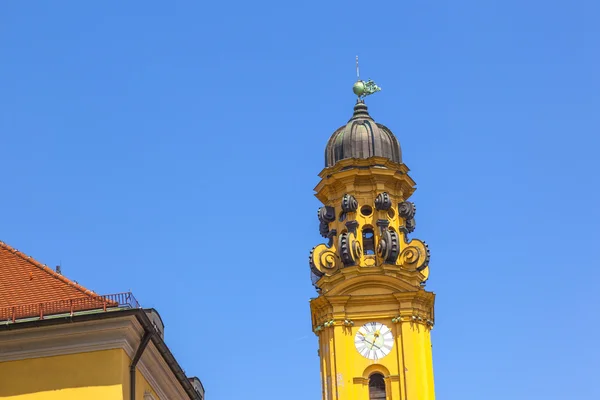 Berühmte theaterkirche in münchen — Stockfoto