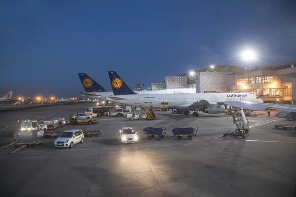 Lufthansa Flight at the gate for morning flight in Frankfurt — Stock Photo, Image