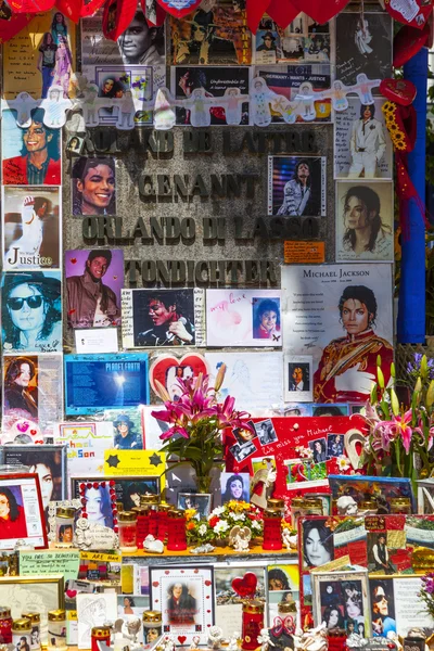 Rappelez-vous Michael Jackson avec des cartes postales et — Photo