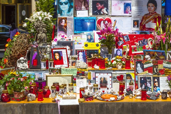 Rappelez-vous Michael Jackson avec des cartes postales et — Photo