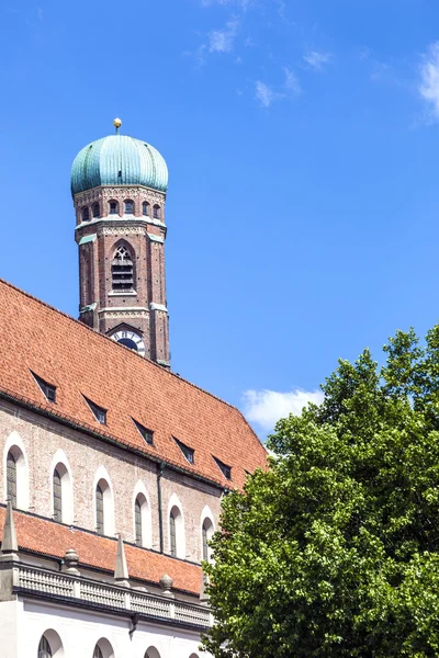 与树在前面在慕尼黑圣母教堂 — 图库照片