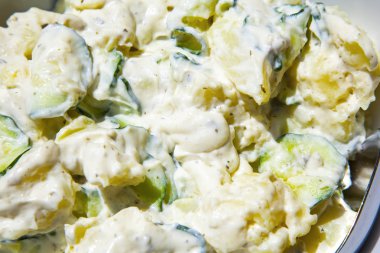 lezzetli ev yapımı patates salatası krema ile