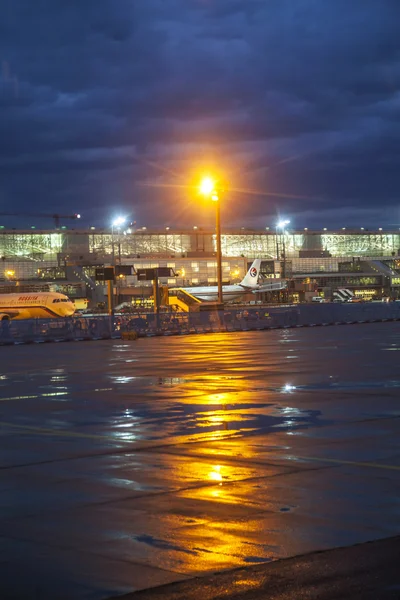 Аеропорту Франкфурта вранці з темними хмарами — стокове фото
