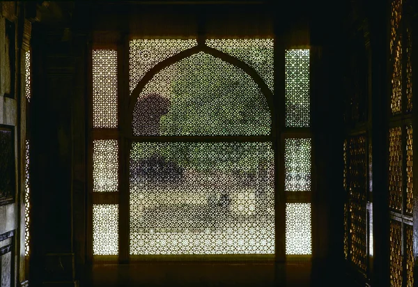 Iyi oyulmuş pencere fathepur sikri Tapınağı — Stok fotoğraf