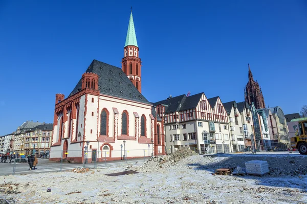 Berömda nikolai kyrka i frankfurt på den centrala roemer platsen — Stockfoto