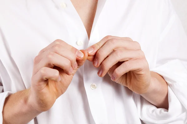 Jonge man sluiten zijn shirt — Stockfoto