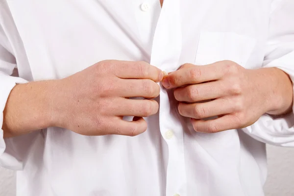 Giovane uomo che chiude la camicia — Foto Stock