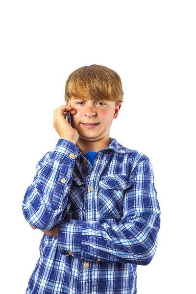 Χαριτωμένο όμορφο νεαρό αγόρι μιλώντας με ένα κινητό τηλέφωνο — Φωτογραφία Αρχείου