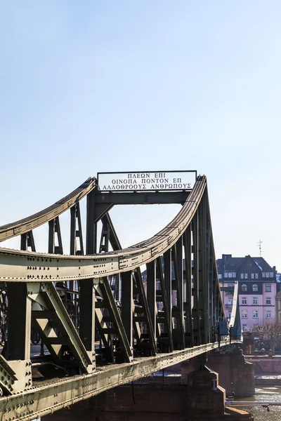 在德国法兰克福的桥梁 eiserner 史泰. — 图库照片
