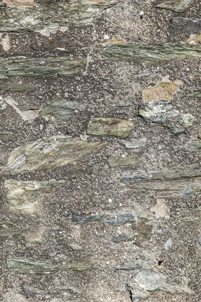 Pared construida con piedras naturales en bruto en varios tamaños —  Fotos de Stock