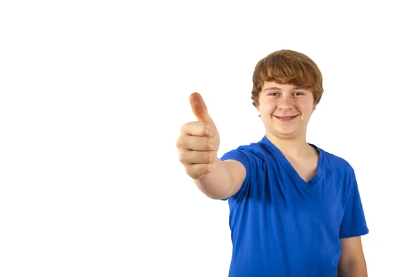 Χαμογελαστό αγόρι δείχνει τον αντίχειρά του επάνω απομονωθεί σε λευκό — Φωτογραφία Αρχείου