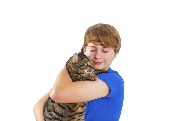 Menino abraçando com seu gato — Fotografia de Stock