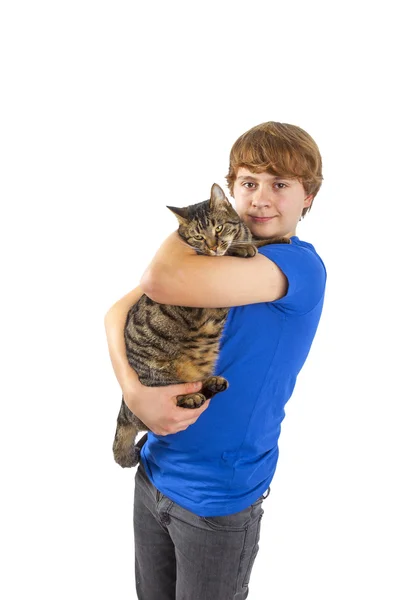 Menino abraçando com seu gato — Fotografia de Stock