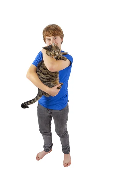 Menino abraçando com seu gato — Fotografia de Stock