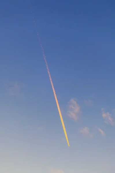 Belo céu azul com trilha de condensação de uma aeronave — Fotografia de Stock