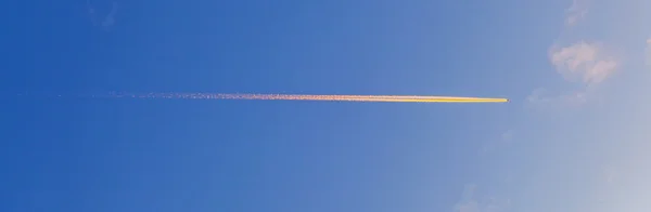Vacker blå himmel med kondens leden av ett luftfartyg — Stockfoto