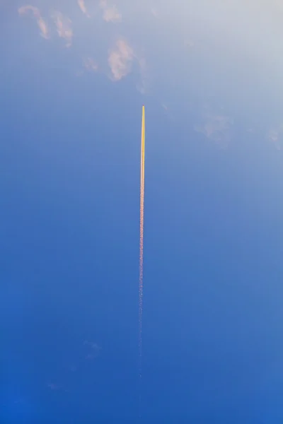 Mooie blauwe hemel met condensatie spoor van een vliegtuig — Stockfoto