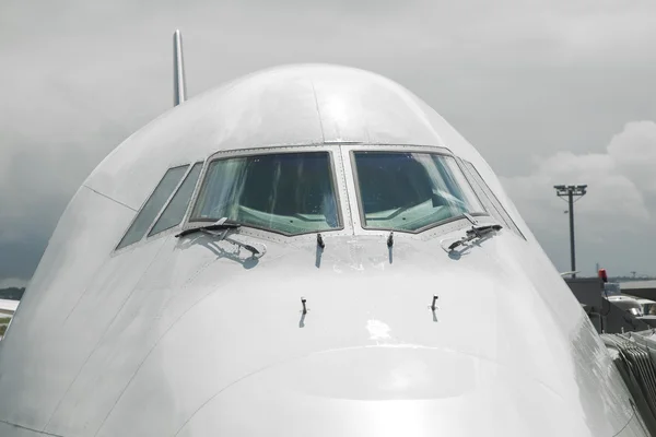 飞机鼻子与驾驶舱窗口的详细信息 — 图库照片