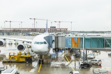 Münih Havalimanı'na yağmurda Lufthansa airbus uçak Park