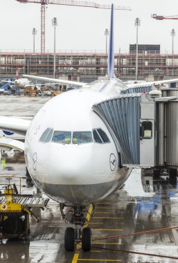Münih Havalimanı'na yağmurda Lufthansa airbus uçak Park