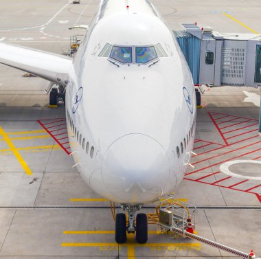 frankfurt Havalimanı Havalimanı Lufthansa 747 uçak Park