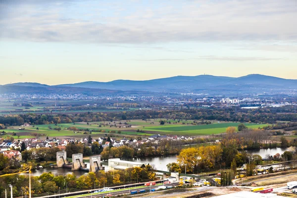 Antenne des Flusses Main mit den Bergen der Taununs bei t — Stockfoto