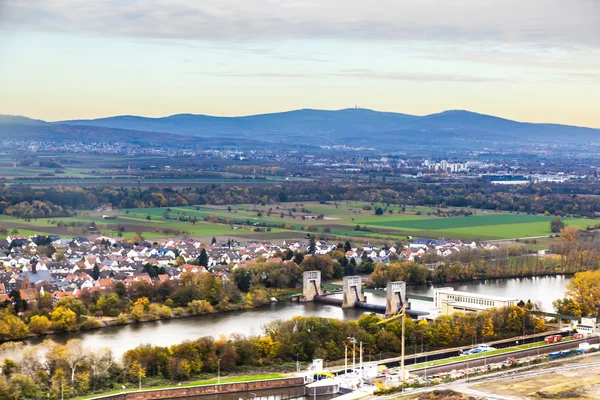 Antenne de la rivière principale avec les montagnes des taununs à t — Photo