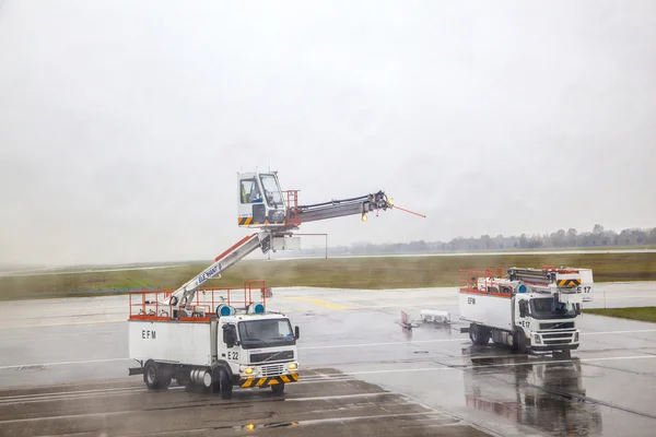 Deicing caminhão deices um avião antes de decolar — Fotografia de Stock