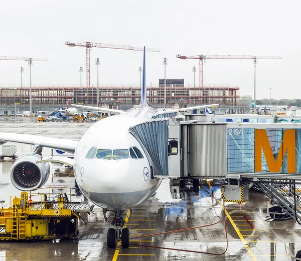 Lufthansa airbus airplane parked on Munich airport in rain while — Stock Photo, Image