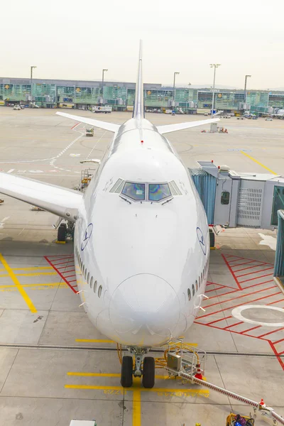 Lufthansa 747 avión estacionado en el aeropuerto de Frankfurt mientras —  Fotos de Stock