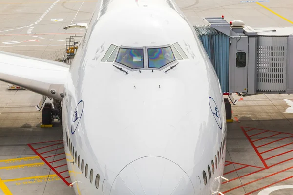 Αεροπλάνο της Lufthansa 747 σταθμευμένο στο αεροδρόμιο αεροδρόμιο της Φρανκφούρτης, ενώ — Φωτογραφία Αρχείου