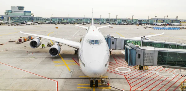 ルフトハンザ ドイツ航空 747 飛行機中フランクフルト空港に車を停めてください。 — ストック写真