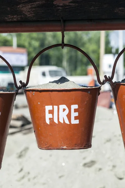 Cubo con arena en una gasolinera para extinción de incendios — Foto de Stock