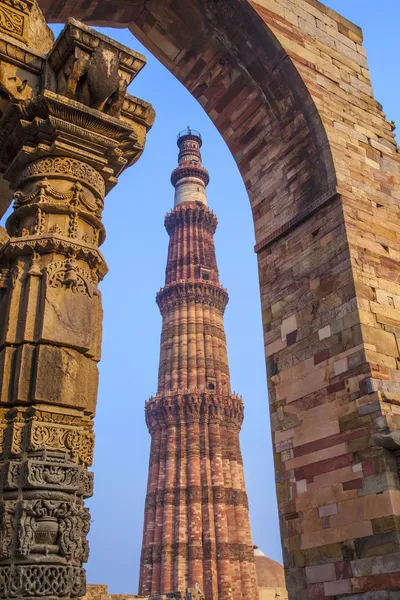 Qutb minar tower of qutb minar, de hoogste bakstenen minaret in th — Stockfoto